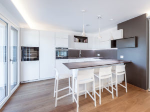 cucina moderna e luminosa in una casa di nuova costruzione