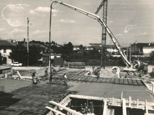 Un cantiere in bianco e nero che rappresenta la luna acarriera edile dell'impresa costruttrice Rossi F.lli