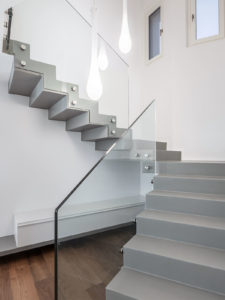scale moderne con corrimano in vetro